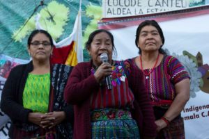 Indigene Unterstützung für Arevalo am 14.1., darunter Rosalina Tuyuc (Mitte), Vorsitzende des indigenen Witwen- und Frauenverbands CONAVIGUA. Foto:  Carlos Bernardo Euler Coy (mit freundlicher Genehmigung/cortesía)