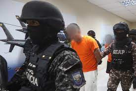 Verlegung von Bandenchefs ins Gefängnis La Roca, April 2022
Foto: Presidencia de la República via flickr
PDM 1.0 Deed