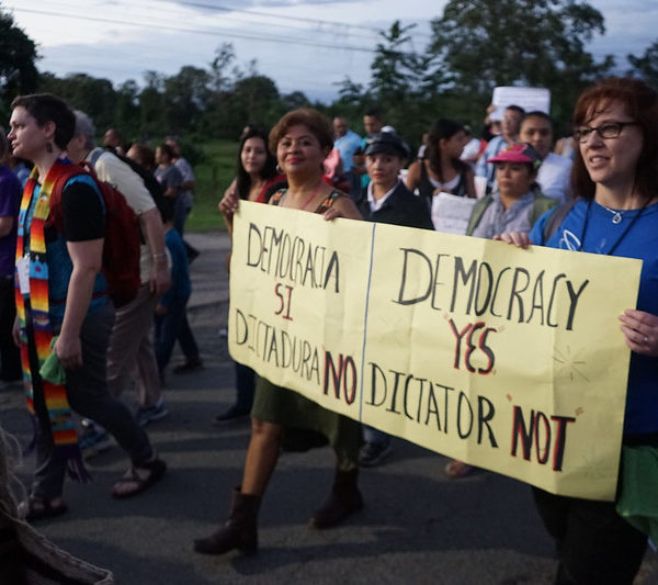 Demonstration in San Pedro Sula, Honduras, gegen die umstrittene Wiederwahl von Juan Orlando Hernández 2018. Foto: uusc4all/flickr (CC BY-NC-ND 2.0 Deed)