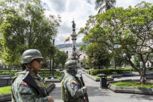 Soldaten patrullieren im Zentrum von Ecuadors Hauptstadt Quito. Foto: Josué Araujo/Wambra (CC BY-NC-ND 3.0 IGO Deed)