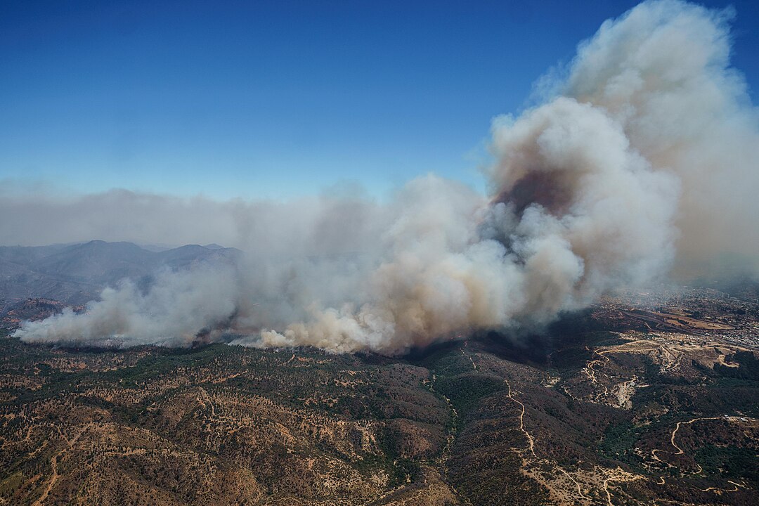 Einer der Waldbrände in der Gemeinde Quilpué. Foto: Gobierno de Chile/Wikipedia