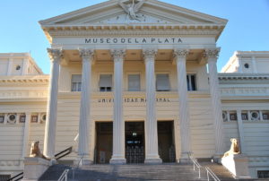Weiße Wände: Das Naturwissenschaftliche Museum in La Plata wurden Ende des 19. Jahrhunderts lebende Menschen als Ausstellungsobjekte gefangengehalten.
Foto: Jparletta via wikimedia
CC BY-SA 3.0 Deed
