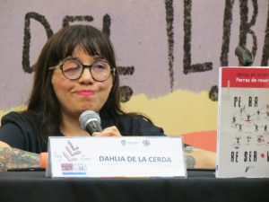 Jung, stark, rebellisch: die feministische Autorin Dahlia De la Cerda bei der Buchmesse in Aguascalientes, 2022
Foto: Luis Alvaz via wikimedia
CC BY-SA 4.0 Deed