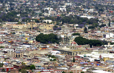 Oaxaca von oben. Täglich kommen mehrere hundert MIgrant*innen in der Hauptstadt des gleichnamigen Bundesstaats an-
Foto: Tom Spinker via flickr
CC BY-NC-ND 2.0 Deed