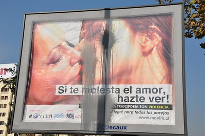 Kein Bock auf Frauen, die sich küssen: Ein Plakat, das für sexuelle Vielfalt wirbt, wurde mit Farbeiern beworfen.
Foto: Movilh Chile via flickr
CC BY-NC 2.0 Deed