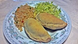 Nährstoffreiches Essen muss sein. Hier gibt`s Empanadas mit Reis und Salat.
Foto: pxhere
CC0 1.0 Deed