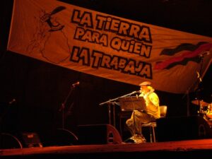 "Das Land denen, die es bewirtschaften"
Der Liedermacher Daniel Viglietti 2006 bei einem Kogress der Peludos in Bella Union. 
Foto: Libertinus via wikimedia
CC BY-SA 2.0