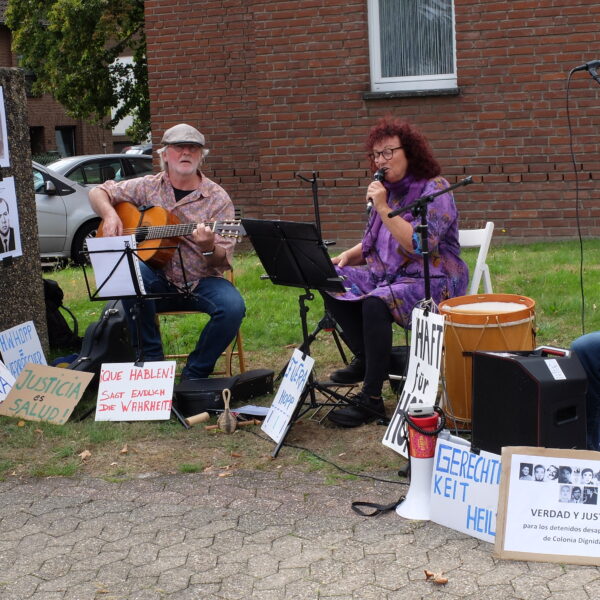 El duo Contraviento toca música en directo.
Foto: Ute Löhning