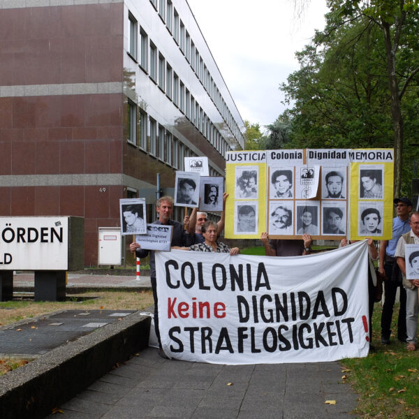 Frente a la Fiscalía de Krefeld, activistas exigen poner fin a la impunidad. Foto: Ute Löhning
