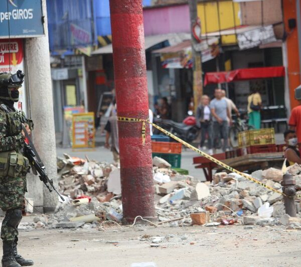 Militarisierung statt wirksame Hilfe: Straßenszene in der vom Erdbeben stark betroffenen kolumbianischen Stadt Pereira. Foto: Colombia Informa