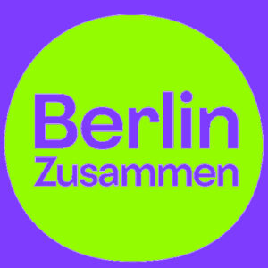 Auf lila Hintergrund befindet sich ein gr&uuml;ner Kreis in dem in lila Schrift "Berlin zusammen" steht