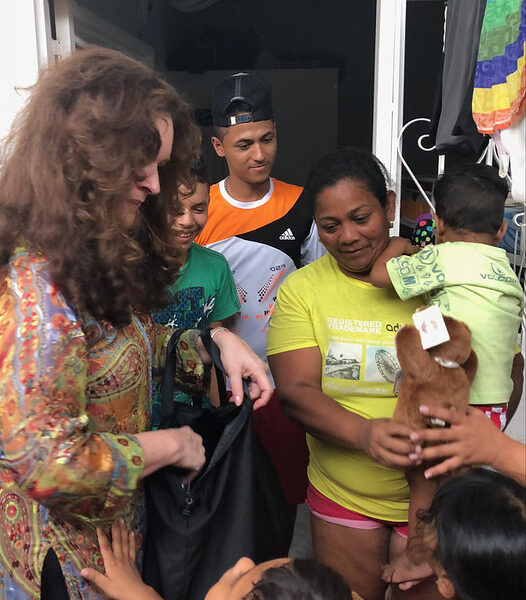 Es ging auch mal anders: 2018 verteilte Cristal Montanez von einer religiösen Organisation Bärchen an ankommende venezolanische Geflüchtete im Migrationszentrum Cúcuta. Foto: Cristal Montanez/Flickr (CC BY-SA 2.0)
