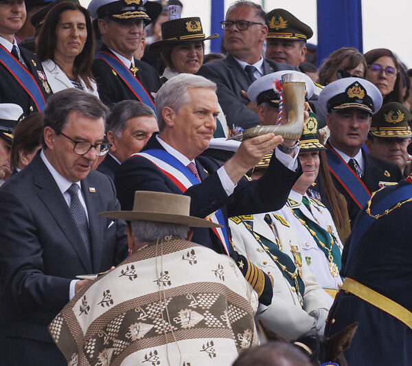 Der rechte Präsident Chiles, José Antonio Kast, auf einer Militärparade am 19. September. Foto: Oscar Ordenes/Flickr (CC BY-NC-ND 4.0)