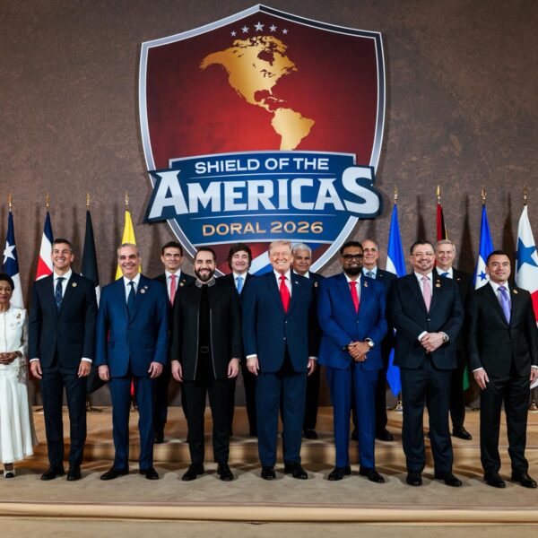 US-Präsident Trump posiert mit rechten lateinamerikanischen Staatschefs beim "Shield of the Americas"-Treffen am 7. März 2026 in Trumps Golfresort Doral. Foto: White House Photo by Daniel Torok via Wikipedia