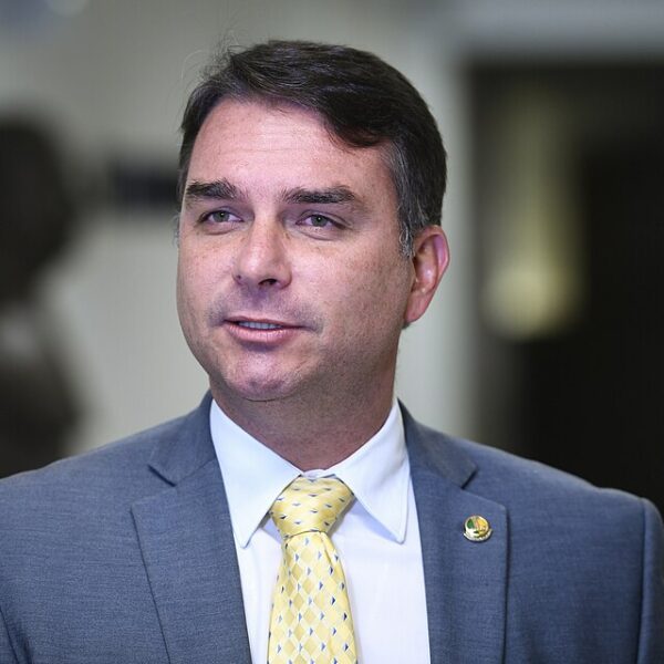 Senator Flávio Bolsonaro (PL-RJ) concede entrevista.
Foto: Edilson Rodrigues/Agência Senado
CC BY 2.0