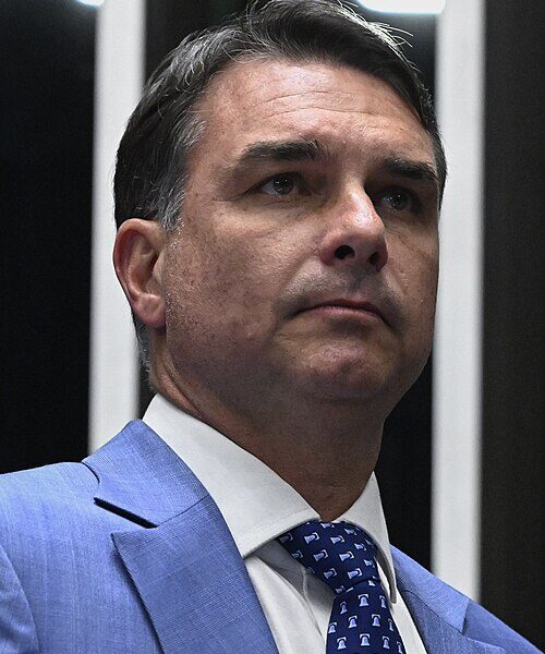 Flávio Bolsonaro
Foto: Carlos Moura/Agência Senado via wikimedia/flickr
CC BY-SA 4.0